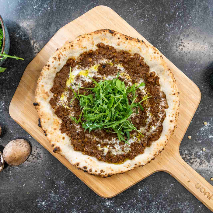 Ottolenghi-inspirierte Pilz-Ragu-"Hackfleisch"-Pizza mit Cashew-Creme und Rucola
