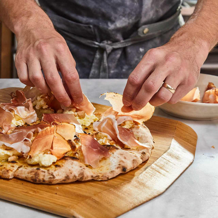 Pizza-Crostini mit Ricotta, italienischem Speck und Marcona-Mandeln