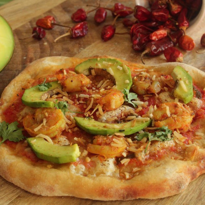Pizza mit Avocado, Kokosnuss und Garnelen nach Goan-Art