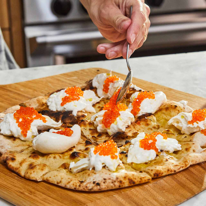 Crostini-Pizza mit Burrata und Forellenrogen