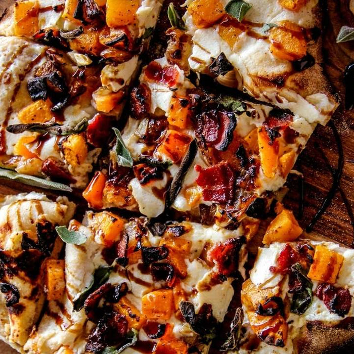 Protein Kruste Pizza mit Butternuss Kürbis, Speck und karamellisierter Zwiebel