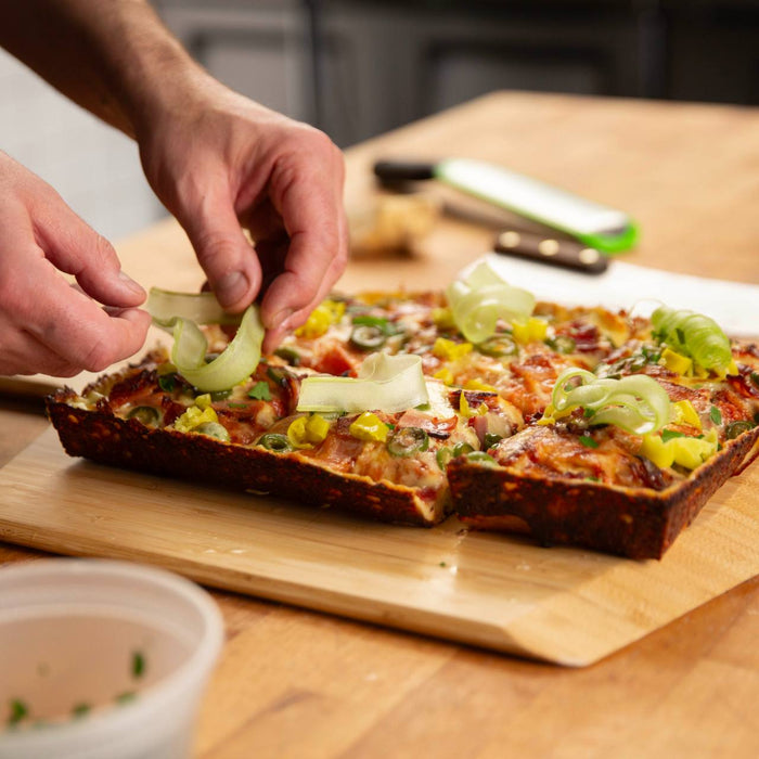 Kanadische Detroit Style Pizza: dicker Hefeteig und Bloody-Caesar-Soße