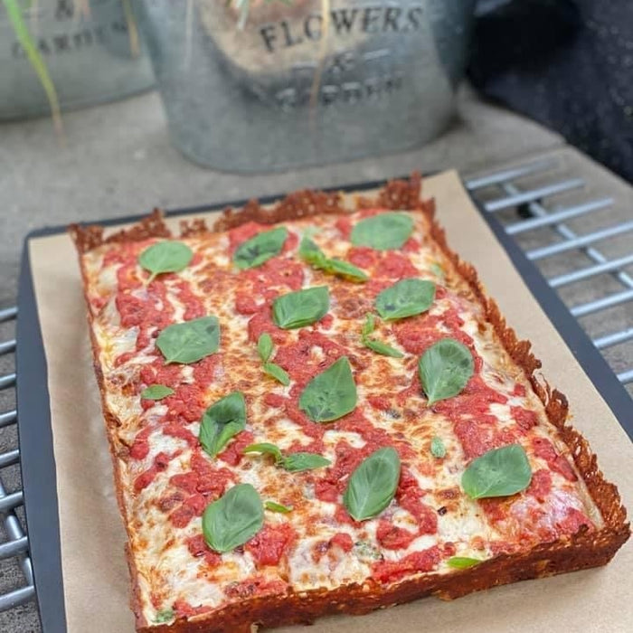 Pizza mit Käsekrone nach Detroit-Art