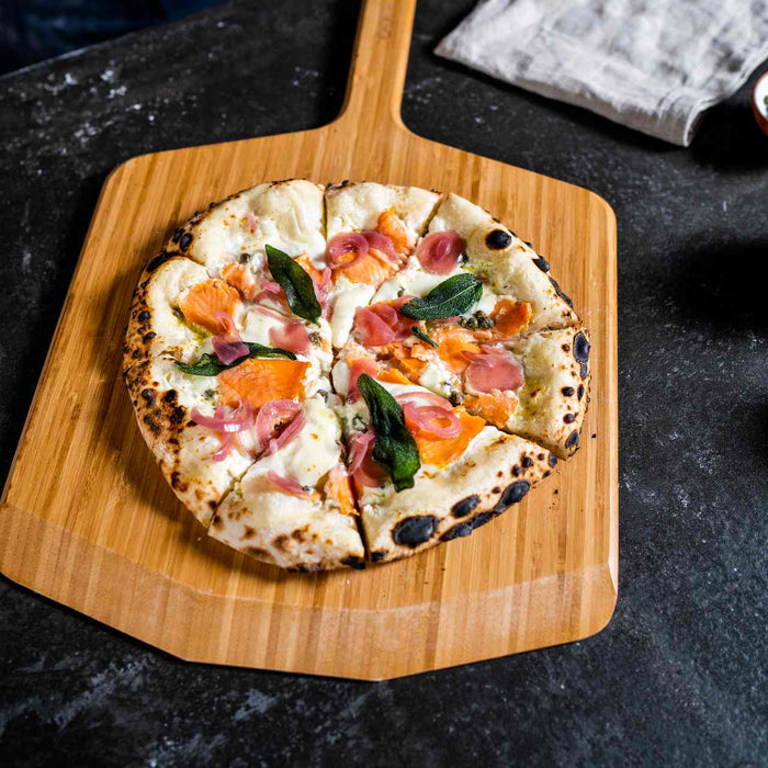 The Beezer: Finnische Pizza mit Lachs, Kapern, eingelegten Zwiebeln und Crème fraîche