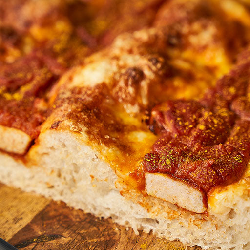 Deutsche Detroit Style Pizza mit Currywurst