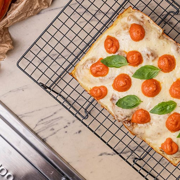 Italienische Detroit Style Pizza: Rote Paprika mit Pecorino und Provola Silana