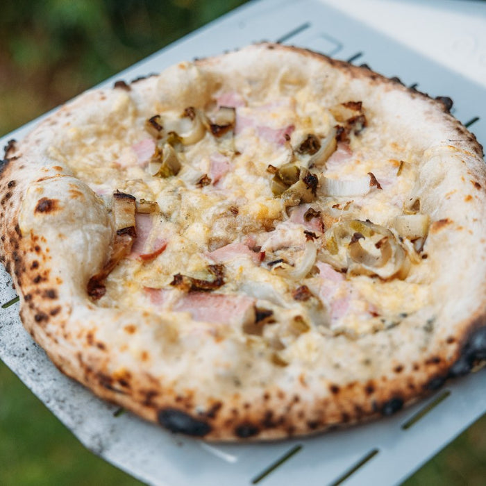 Pizza mit Chicorée und Kochschinken