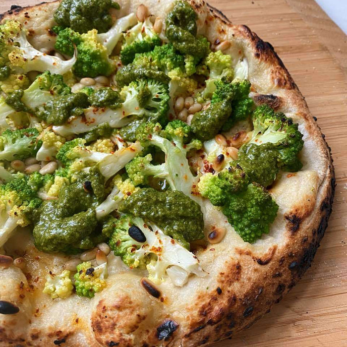 Romanesco-Pizza mit Cashew-Creme, Salsa Verde und Pinienkernen