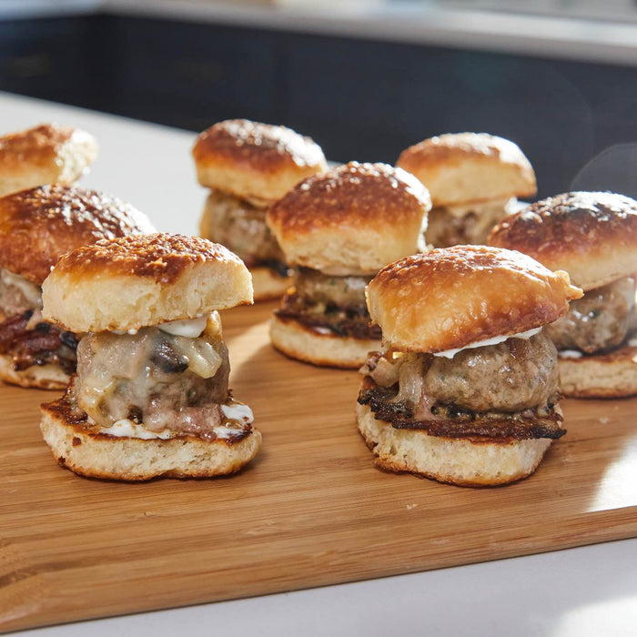 Mini-Burger mit Käse und karamellisierten Zwiebeln