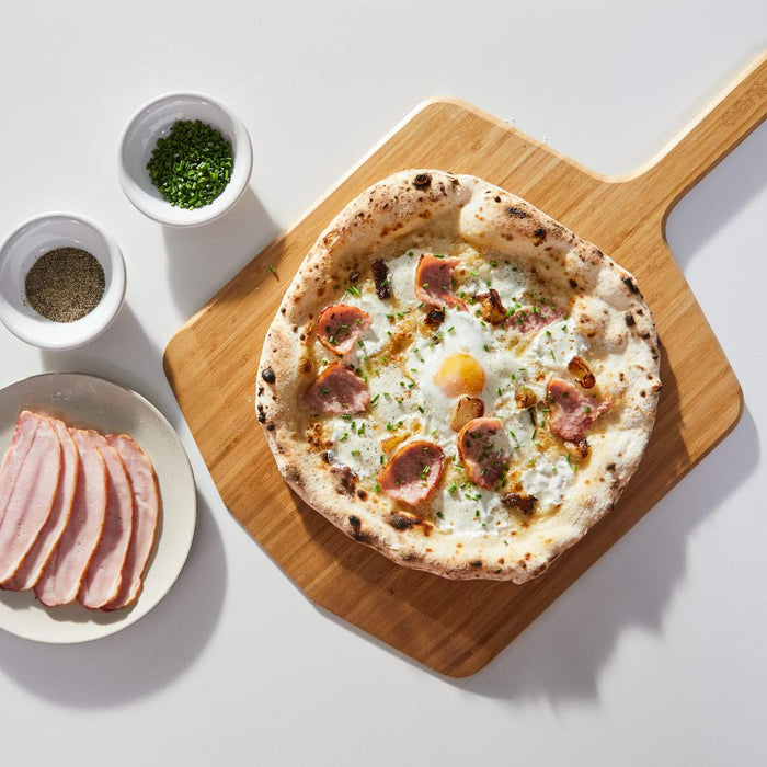"Pizza Brunch" mit Ei, Zwiebeln und kanadischem Speck.