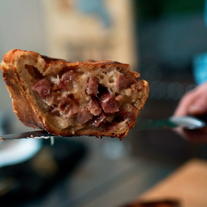 Neapolitanisches Casatielleo (Gefülltes italienisches Osterbrot)