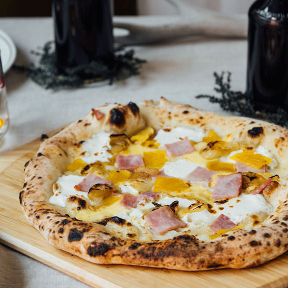 Pizza mit gebratener Ananas und mit Honig glasiertem Schinken