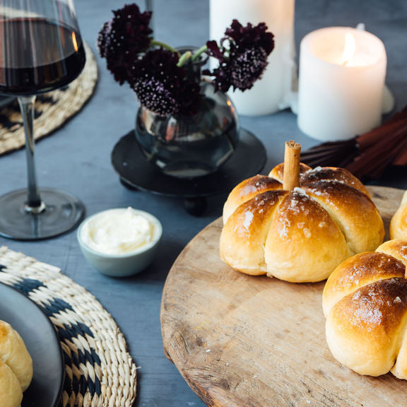 Brioche-Brötchen in Kürbisform