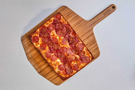 Eine kurze Geschichte der "Pan-Pizza" und 3 unserer liebsten Feinschmeckerrezepte für US- Style Blech-Pizza