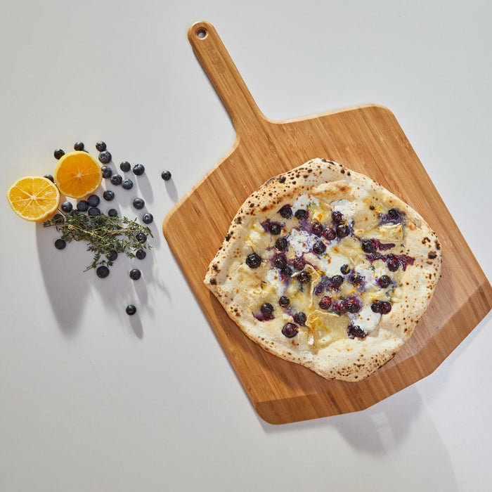 Pizza mit eingelegten Blaubeeren und Camembert