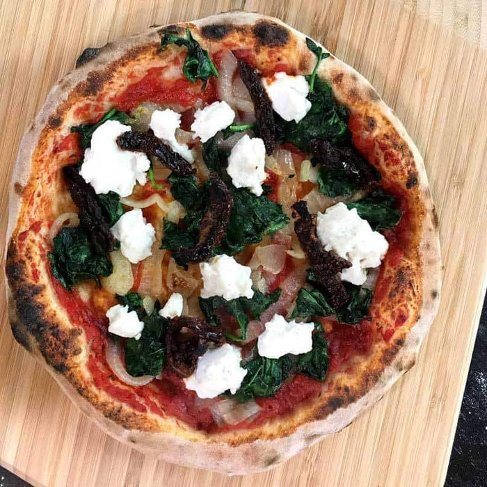 Vegane Ricotta -, Spinat - und karamellisierte Zwiebelpizza