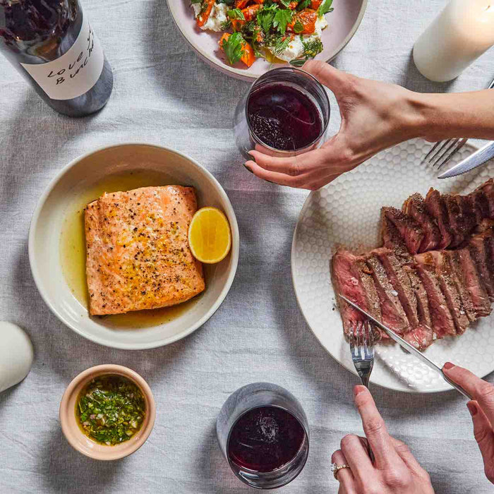 Einfaches gegrilltes Steak mit Knoblauchbutter