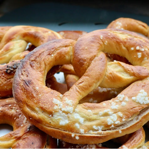 Sauerteig-Brezel mit Bier-Obatzda Rezepte