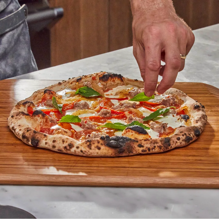 Pizza mit Paprika und würziger italienischer Wurst