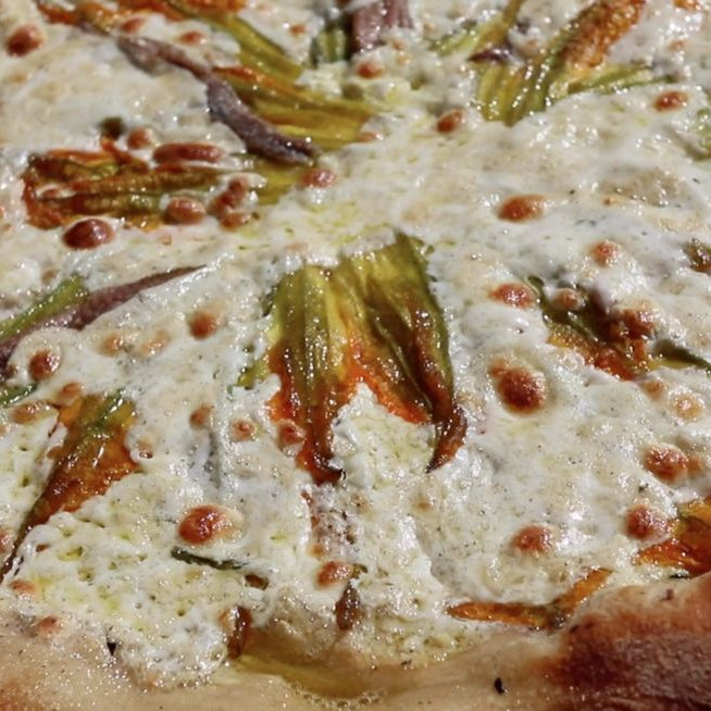 Ricotta, sizilianische Sardellen und Zucchini - Blumen - Pizza