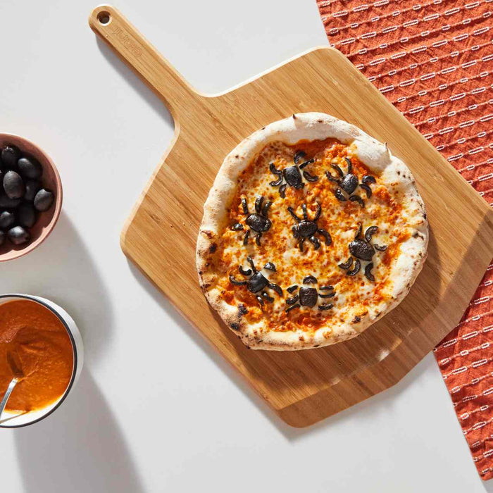 “Spinnen”-Pizza  mit Oliven und Wodkasoße