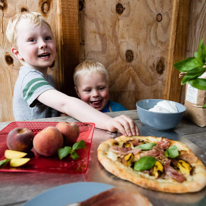 Pizza mit Pfirsich, Prosciutto und Basilikum