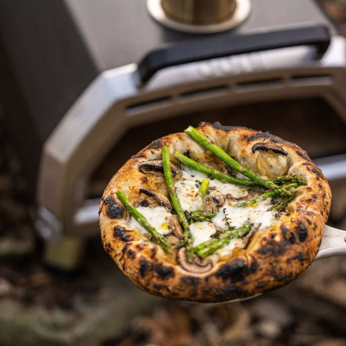 Weiße Pizza mit Spargel, braunen Champignons und Thymian