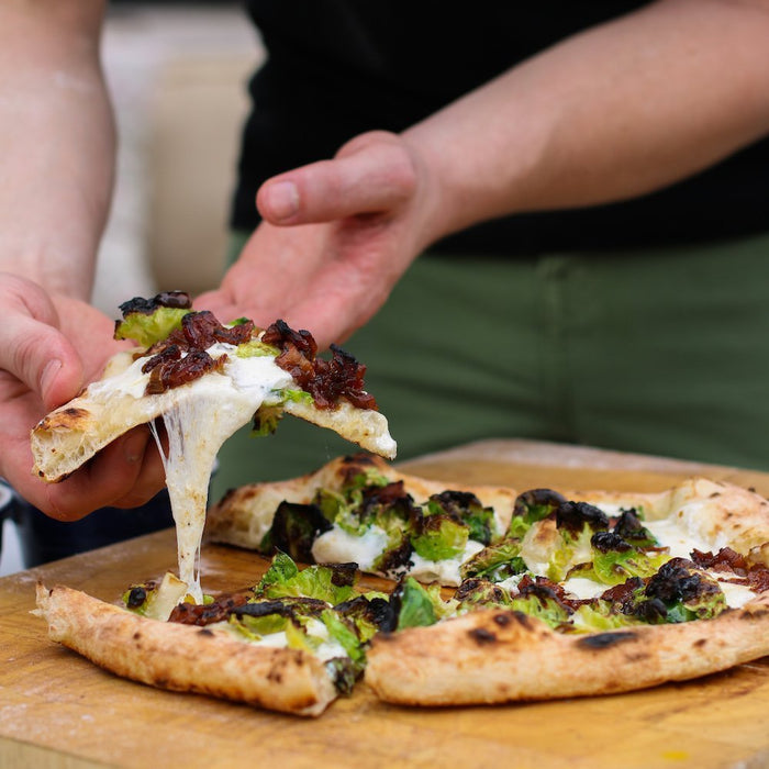 Pizza für Rosen Sprout und Apfel-Speck Marmelade