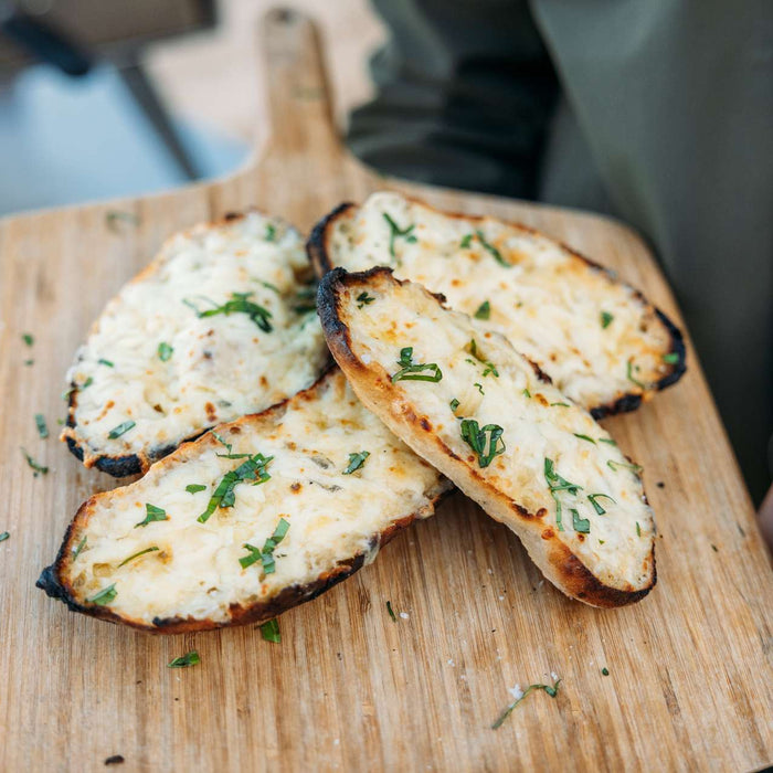 Übrig gebliebener Pizzateig? Backe Brot oder Knoblauchbrot mit Käse!