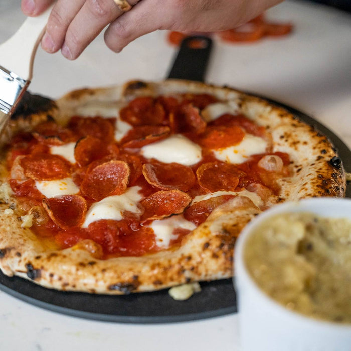 Pizzarand mit Kräuter-Knoblauch-Butter