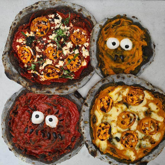 Schwarze Halloweenpizza mit Aktivkohle-Teig