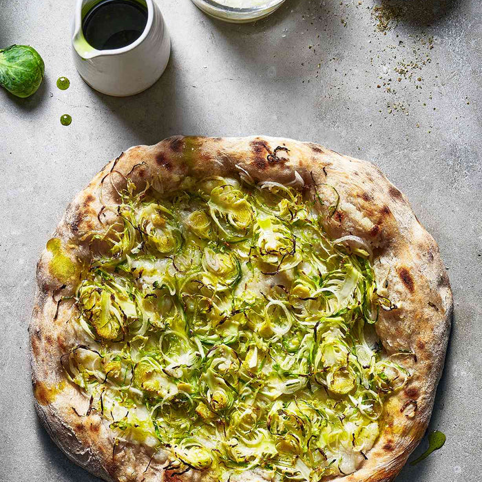 Topinambur- und Rosenkohlpizza mit Knoblauch-Kräuteröl