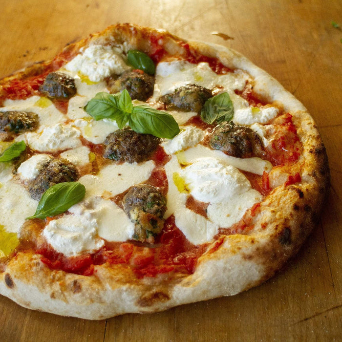 Fleisch Ball -, Ricotta - und Basilikum-Pizza