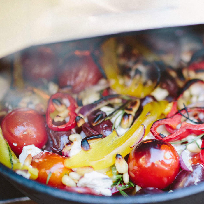 Gebratene Paprika, rote Zwiebel und Tomaten mit Feta