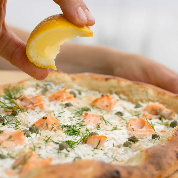 Nordische Pizza mit Lachs, Kapern, Dill und Frischkäse