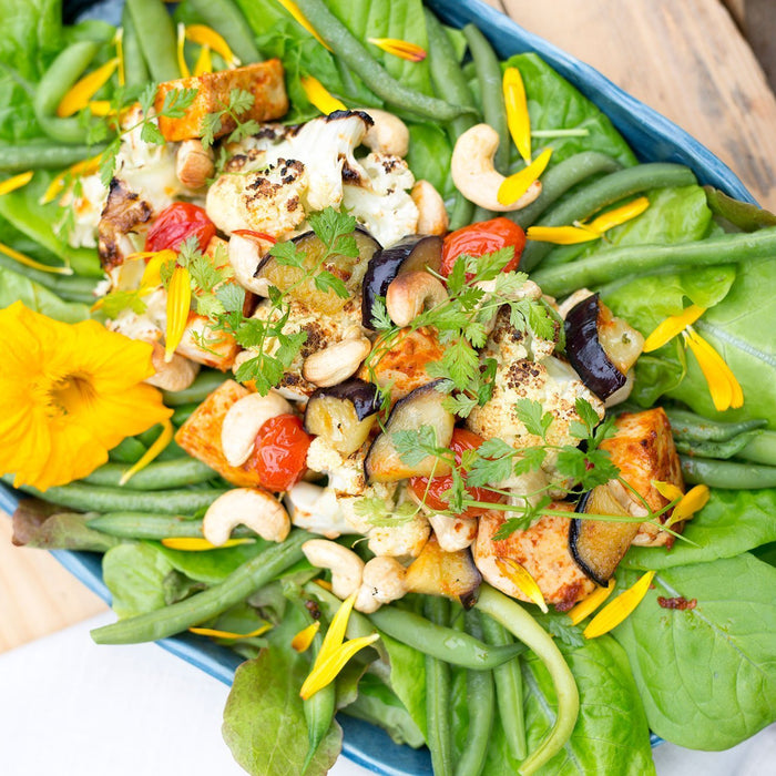 Würziger Tofu-Salat mit Cashewnüssen und Auberginen