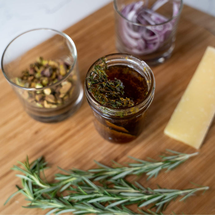 Aromatisierter Honig mit Thymian, Meyer-Zitrone und Lorbeerblättern