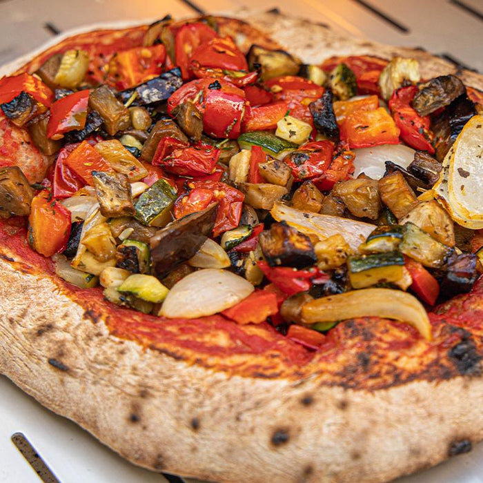 Vegane neapolitanische Pizza mit provenzalischem Ratatouille