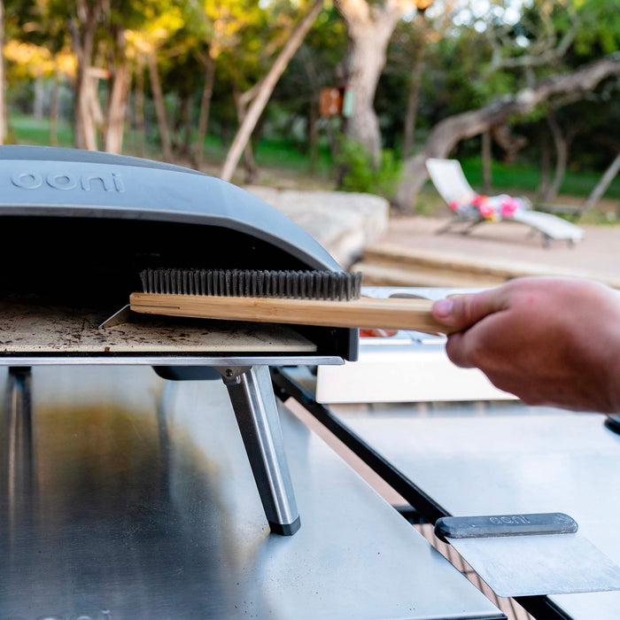 Ooni Pizza Oven Brush and Turning Peel Bundle | Klicke auf dieses Bild, um den Galeriemodus des Produkts zu öffnen. Der Produktbild-Galeriemodus ermöglicht es dir, die Bilder zu vergrößern.