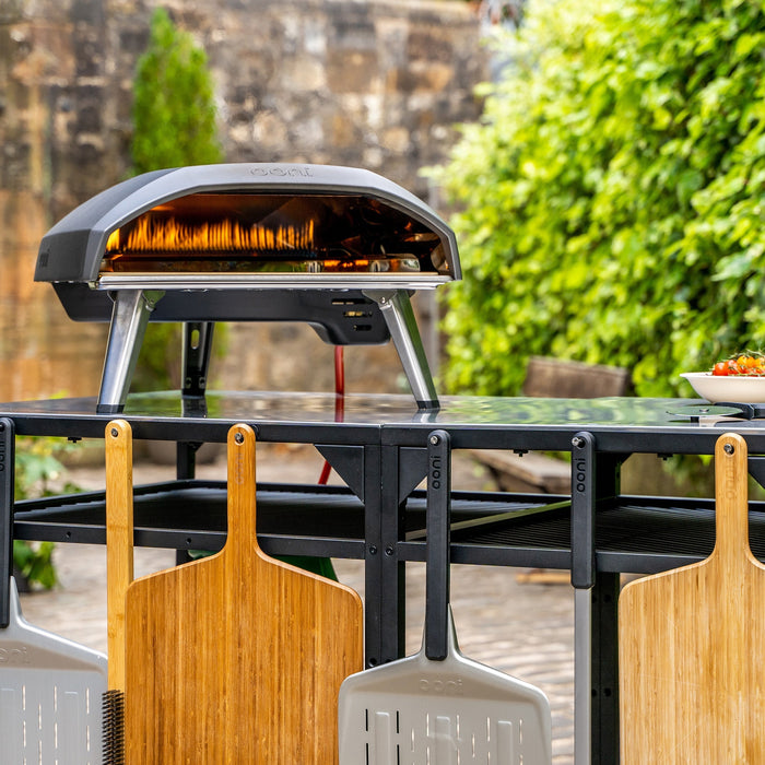 Ooni Large Pizza Table with the Koda 16 | Klicke auf dieses Bild, um den Galeriemodus des Produkts zu öffnen. Der Produktbild-Galeriemodus ermöglicht es dir, die Bilder zu vergrößern.