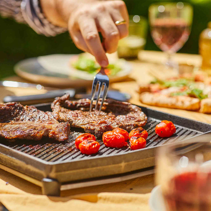 Ooni Dual-Sided Grizzler Plate and Cast Iron Skillet Pan Bundle | Klicke auf dieses Bild, um den Galeriemodus des Produkts zu öffnen. Der Produktbild-Galeriemodus ermöglicht es dir, die Bilder zu vergrößern.