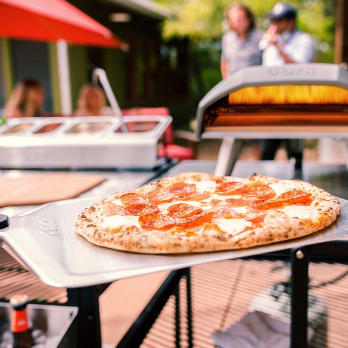 Ooni 16" Pizza Peel with Koda Pizza Oven | Klicke auf dieses Bild, um den Galeriemodus des Produkts zu öffnen. Der Produktbild-Galeriemodus ermöglicht es dir, die Bilder zu vergrößern.