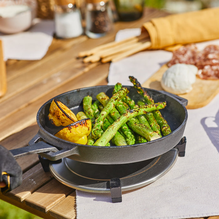 Ooni Dual-Sided Grizzler Plate and Cast Iron Skillet Pan Bundle | Klicke auf dieses Bild, um den Galeriemodus des Produkts zu öffnen. Der Produktbild-Galeriemodus ermöglicht es dir, die Bilder zu vergrößern.