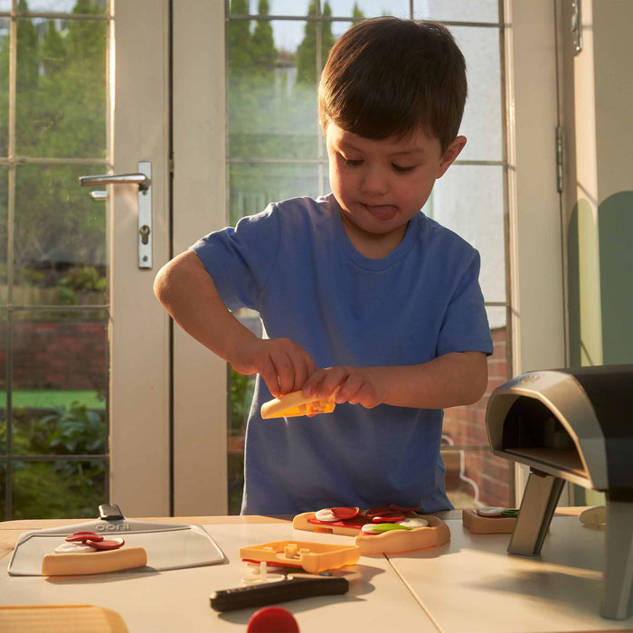 Casdon Ooni Toy Pizza Oven - Ooni United Kingdom | Klicke auf dieses Bild, um den Galeriemodus des Produkts zu öffnen. Der Produktbild-Galeriemodus ermöglicht es dir, die Bilder zu vergrößern.