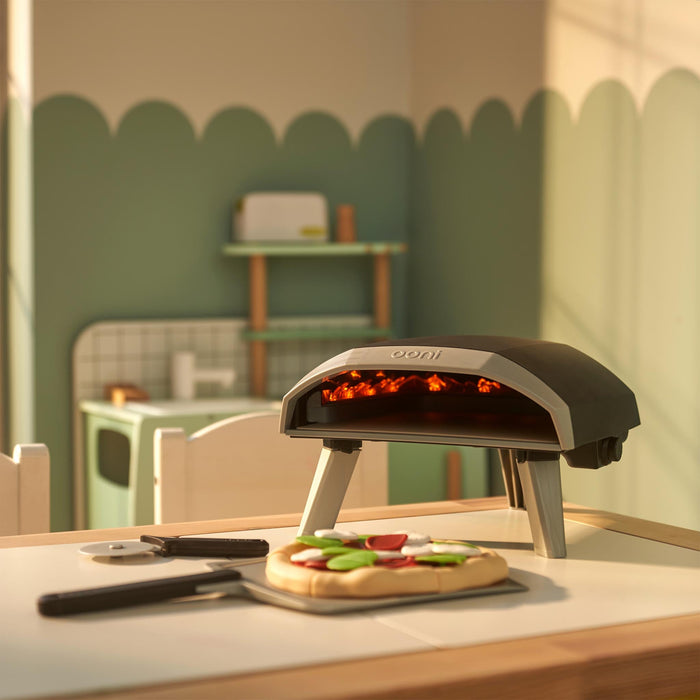 Casdon Ooni Toy Pizza Oven - Ooni United Kingdom | Klicke auf dieses Bild, um den Galeriemodus des Produkts zu öffnen. Der Produktbild-Galeriemodus ermöglicht es dir, die Bilder zu vergrößern.