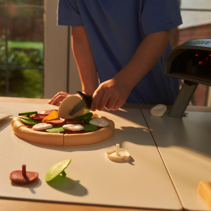 Casdon Ooni Toy Pizza Oven - Ooni United Kingdom | Klicke auf dieses Bild, um den Galeriemodus des Produkts zu öffnen. Der Produktbild-Galeriemodus ermöglicht es dir, die Bilder zu vergrößern.