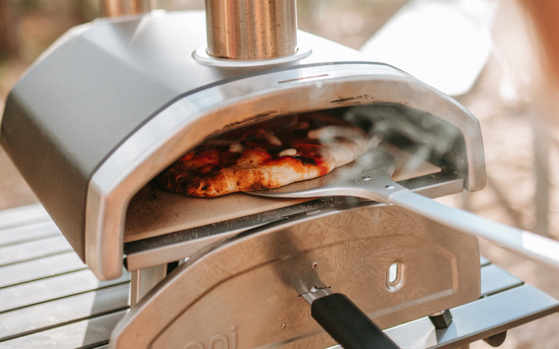 Fyra pizza oven with a turning peel