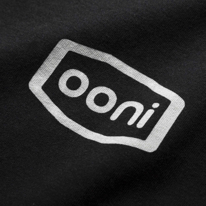 Ooni Badge T-Shirt - Erwachsene (Schwarz) | Klicke auf dieses Bild, um den Galeriemodus des Produkts zu öffnen. Der Produktbild-Galeriemodus ermöglicht es dir, die Bilder zu vergrößern.