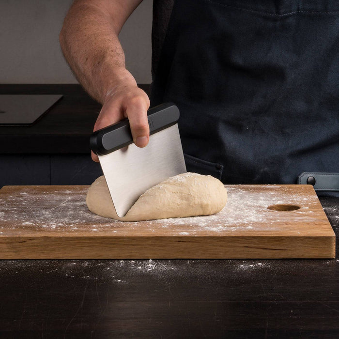 Ooni Pizza Dough Scraper - Ooni Europe | Klicke auf dieses Bild, um den Galeriemodus des Produkts zu öffnen. Der Produktbild-Galeriemodus ermöglicht es dir, die Bilder zu vergrößern.