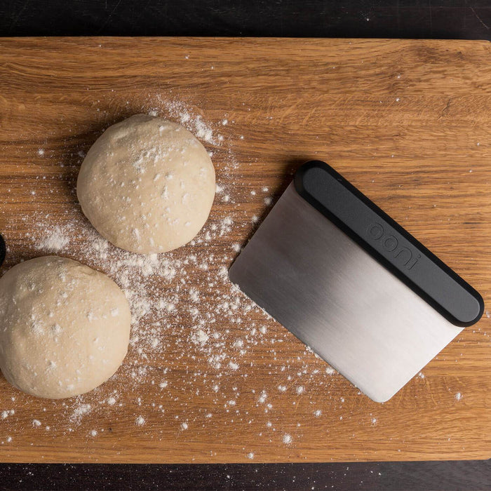 Ooni Pizza Dough Scraper - Ooni Europe | Klicke auf dieses Bild, um den Galeriemodus des Produkts zu öffnen. Der Produktbild-Galeriemodus ermöglicht es dir, die Bilder zu vergrößern.